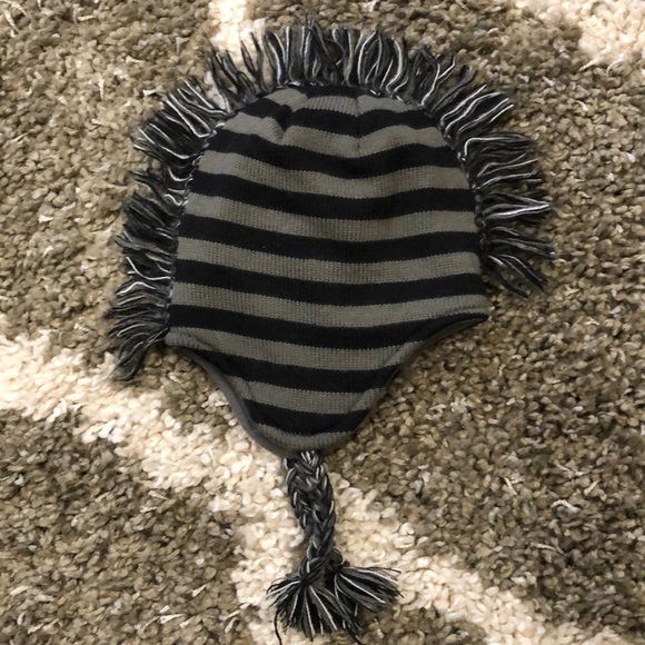 Skull and cross bones toque - Picture 2 of 3